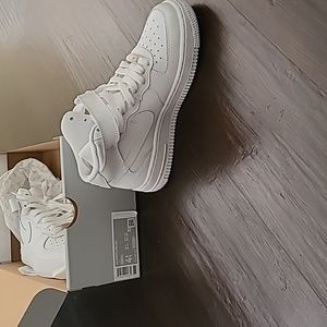 White mid air force 1